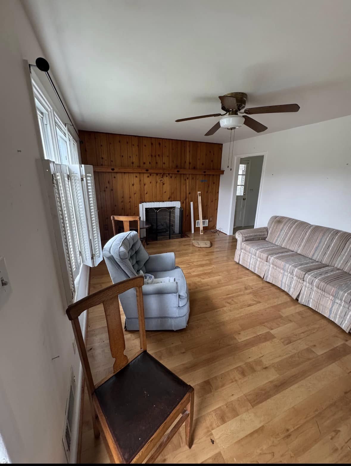 Maryland living room before AKO House Buyers purchase
