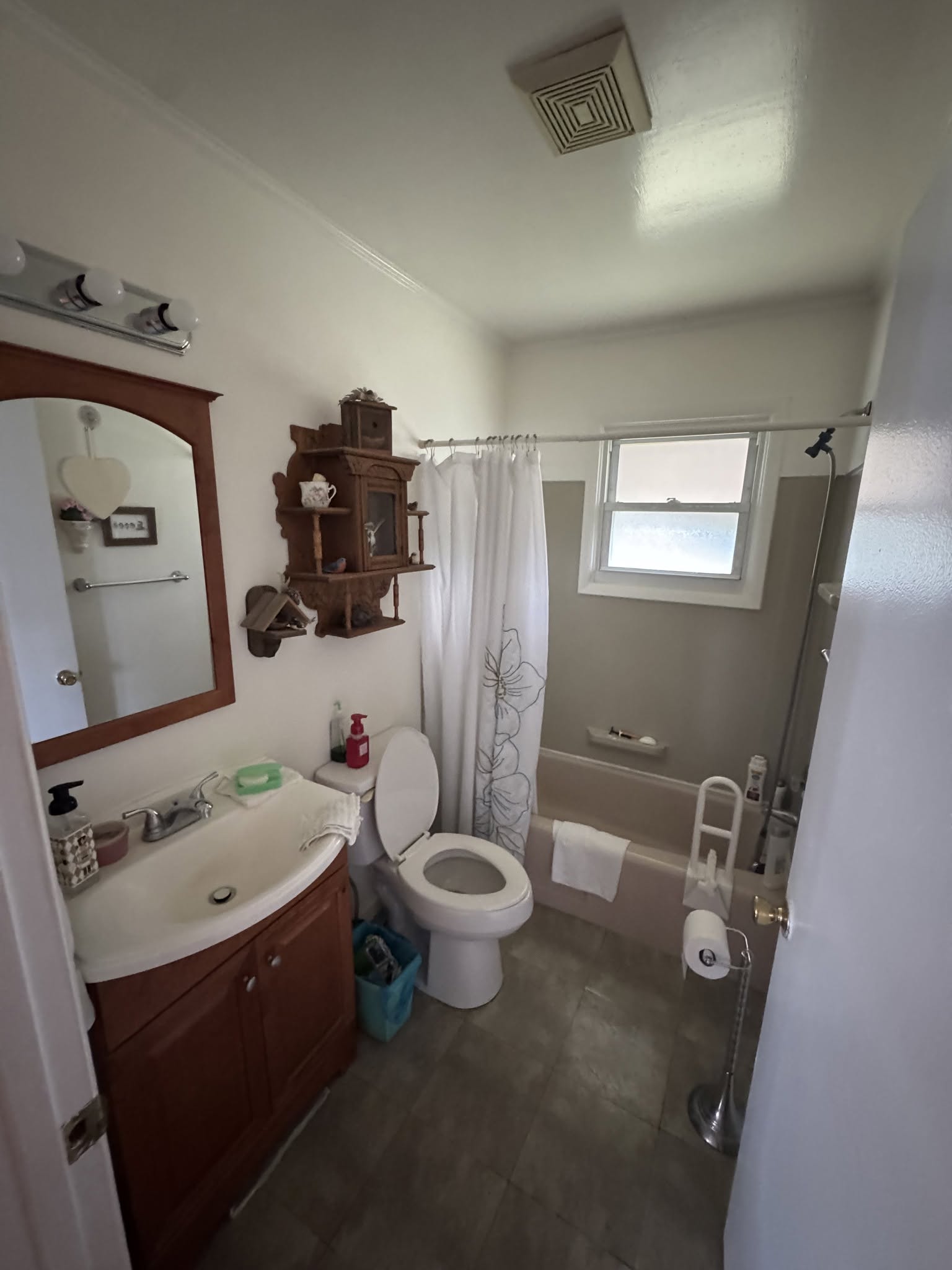 Maryland bathroom before AKO House Buyers purchase
